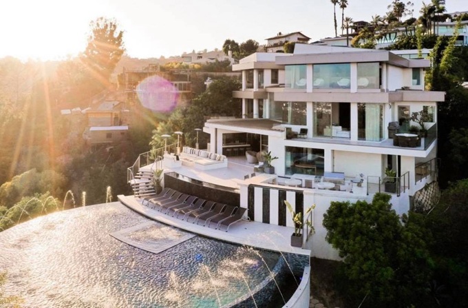 Nathan Lee chi 25 triệu USD (gần 600 tỷ đồng) sắm căn biệt thự rộng hơn 12.000 m2 tại khu Beverly Hills, California (Mỹ). Hiện, nam ca sĩ sở hữu nhiều bất động sản triệu đô ở cả Mỹ, Pháp, Việt Nam.