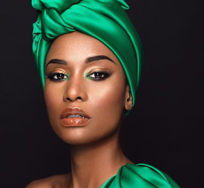 Zozibini Tunzi năm nay 26 tuổi, là Hoa hậu Nam Phi 2019, đồng thời cũng là người mẫu có tiếng tại quốc gia này.