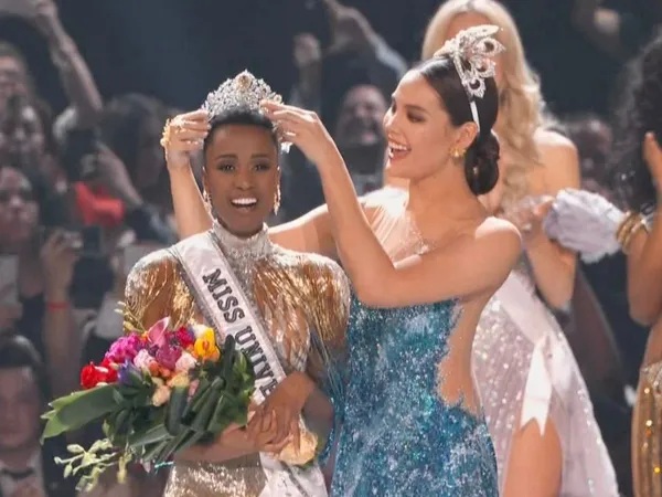 Sáng gày 9/12, chung kết Miss Universe (Hoa hậu Hoàn vũ Quốc tế) 2019 diễn ra tại phim trường Tyler Perry, Atlanta, Georgia (Mỹ) với sự tranh tài của 90 người đẹp đến từ khắp nơi trên thế giới. Vượt qua các đối thủ nặng ký, đại diện đến từ Nam Phi - Zozibini Tunzi đã đăng quang ngôi vị cao nhất. Vị trí Á hậu 2 được trao cho Mexico và là Á hậu 1 đến từ Puerto Rico.
