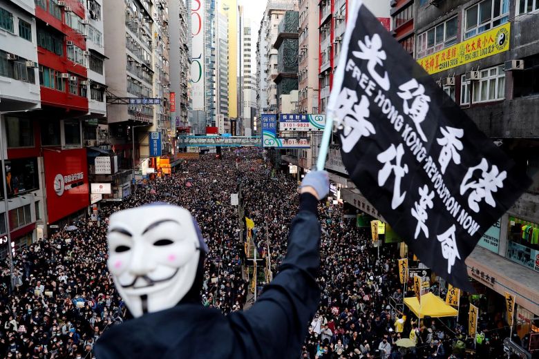 Hàng trăm ngàn người biểu tình đã tràn vào các đại lộ trung tâm của Hong Kong ngày 8/12.
