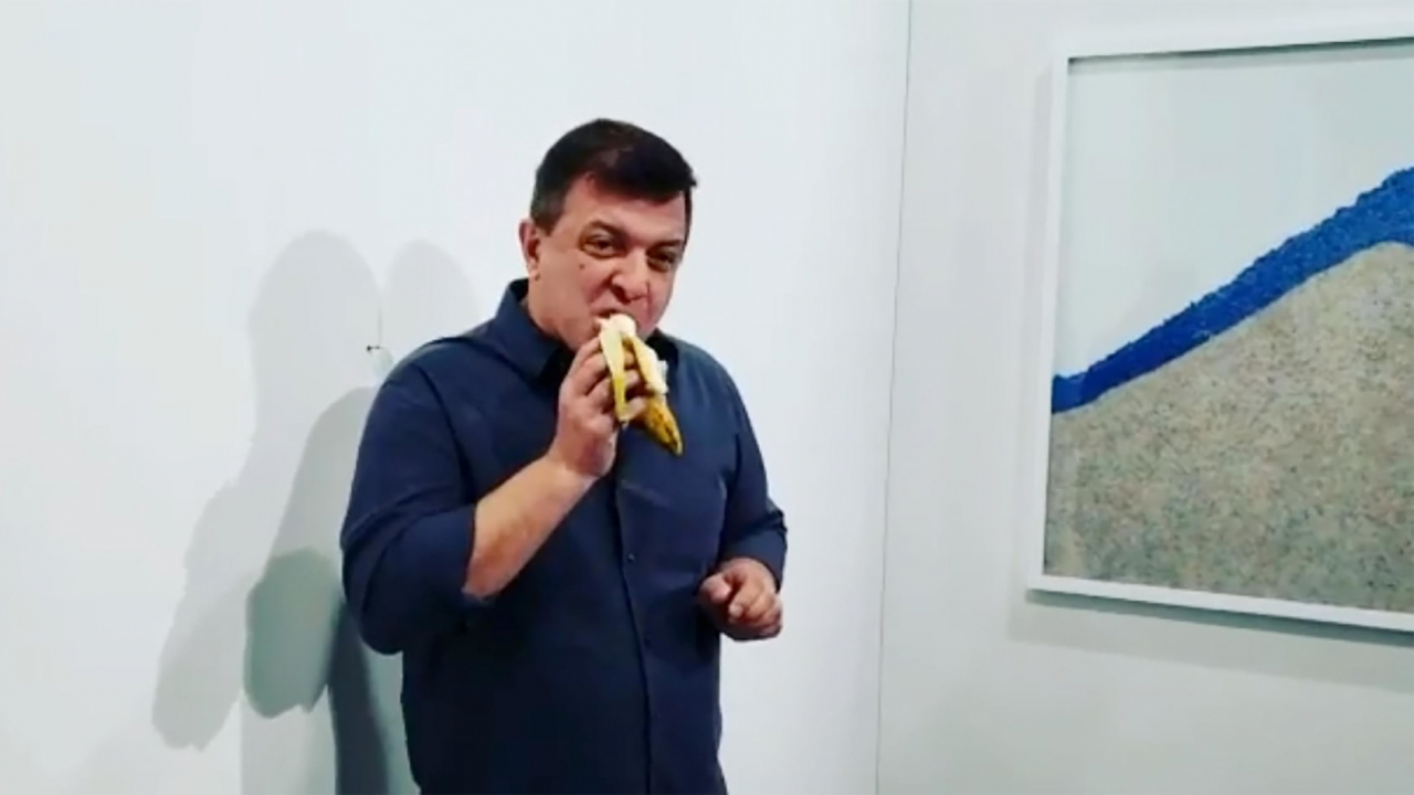 David Datuna, một nghệ sĩ sắp đặt và biểu diễn, ăn tác phẩm quả chuối dán vào tường có giá 120.000 USD.