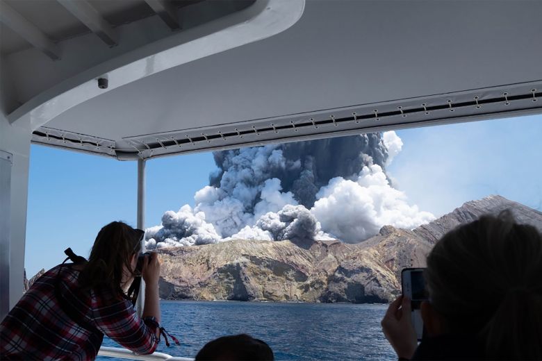 Núi lửa New Zealand đang phun trào.
