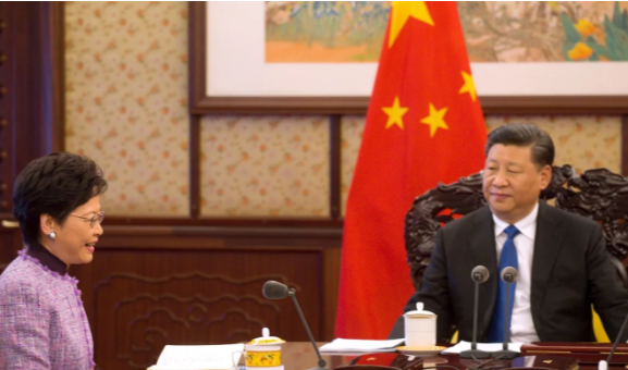 Trưởng đặc khu Hong Kong Lâm Trịnh Nguyệt Nga gặp Chủ tịch Trung Quốc Tập Cận Bình tháng 12/2018.