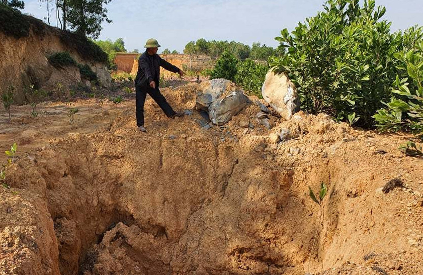 Nhiều hố chôn trộm chất thải được người dân phát hiện ở Sóc Sơn. (Ảnh: IT).