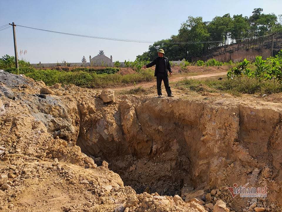 Vụ việc chôn trộm chất thải nguy hại ở huyện Sóc Sơn đang khiến dư luận bức xúc. (Ảnh: Vietnamnet).