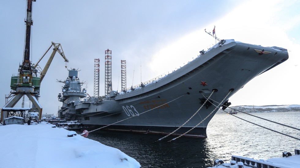 Tàu sân bay Nga Đô đốc Kuznetsov ở cảng Murmansk, Nga.