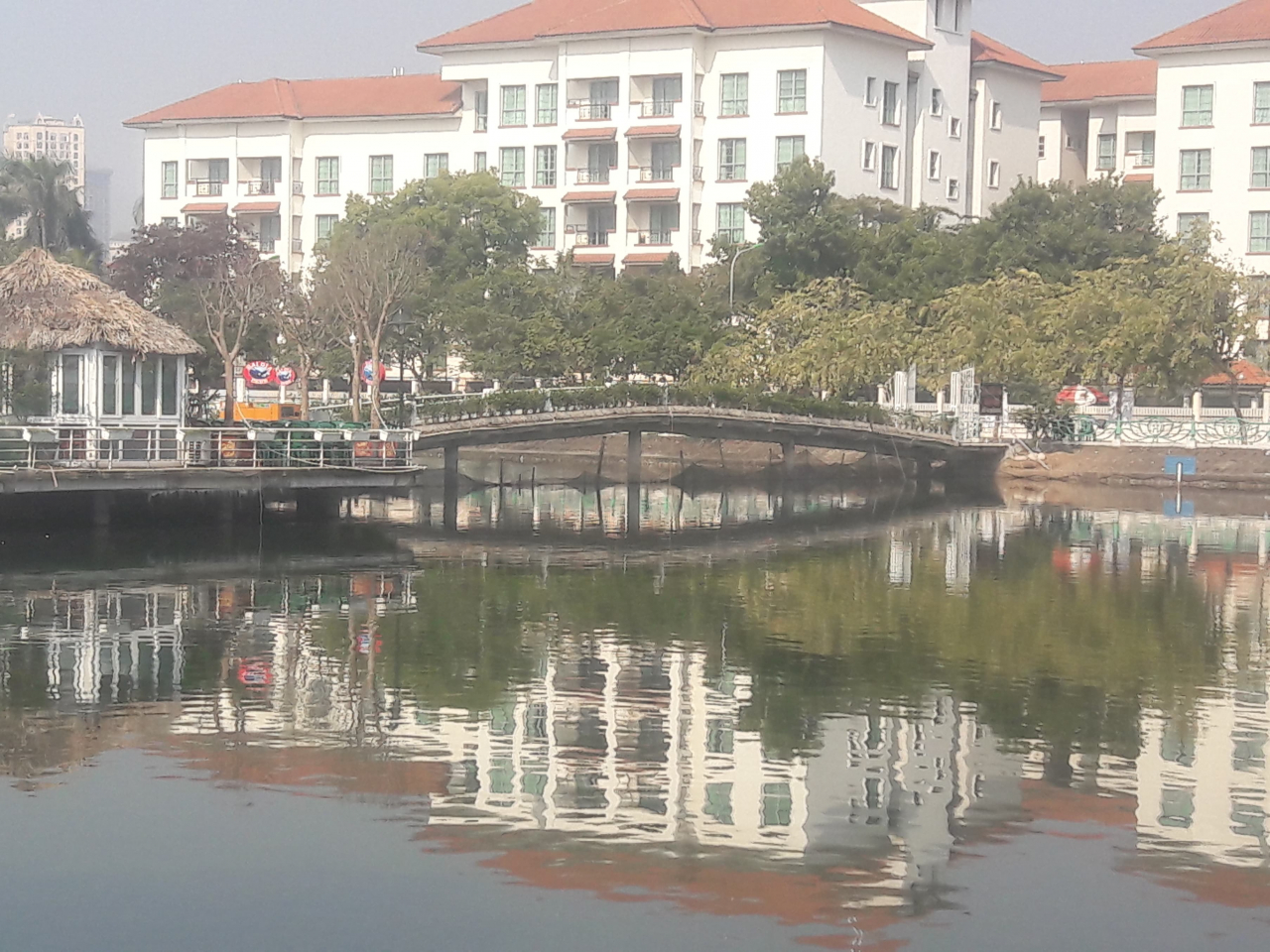 Quán bia Hải Gia vẫn hoạt động công khai ngay trên ao Thủy Sứ thuộc địa phận phường Quảng An (Tây Hồ) bất chấp mọi chỉ đạo.