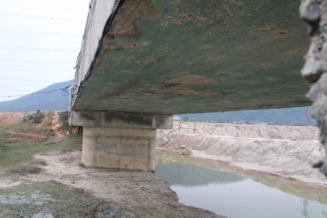 Cây cầu có kinh phí xây lắp hơn 7 tỷ đồng xuống cấp nghiêm trọng. (Ảnh: Trí Thức Trẻ).