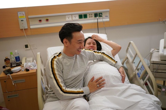 MC Thành Trung thông báo bà xã đã hạ sinh 2 con trai từ tối ngày 10/12. Hai bé trai khỏe mạnh, nặng 3,34 kg và 3,38 kg. 