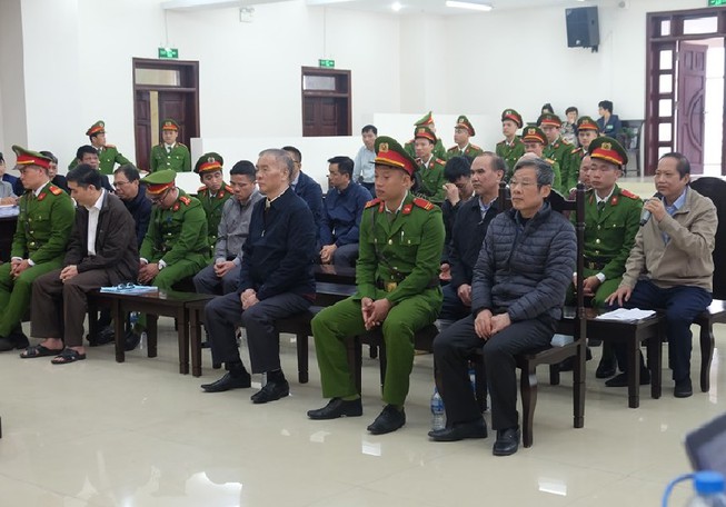 Ông Trương Minh Tuấn, Nguyễn Bắc Son và các bị cáo tại tòa.