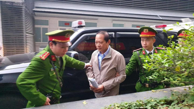 Cựu Bộ trưởng Bộ TT&TT Trương Minh Tuấn bị áp giải đến tòa. (Ảnh: Báo Giao Thông).