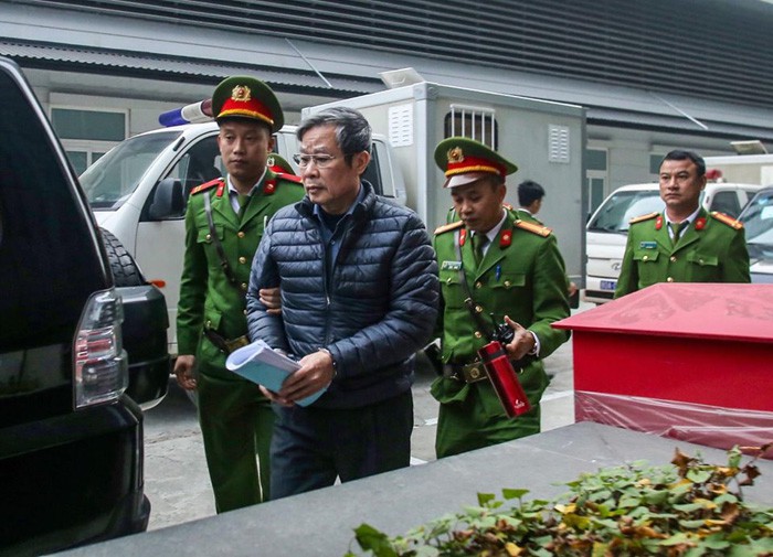 Cựu Bộ trưởng Nguyễn Bắc Son bị áp giải đến tòa. (Ảnh: VOV).