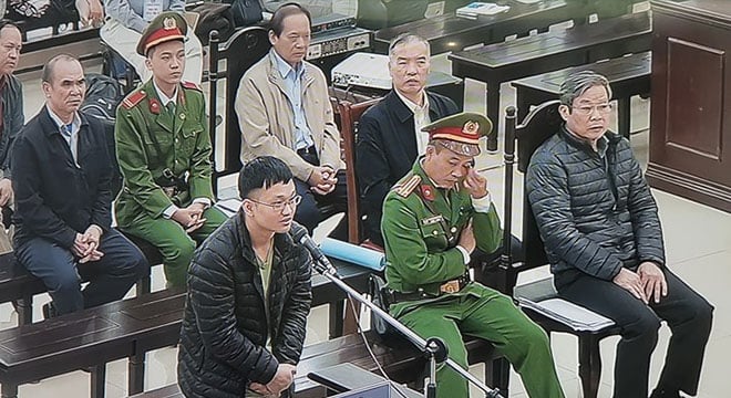 Bị cáo Hoàng Duy Quang khai trước tòa. (Ảnh: Dân Việt).