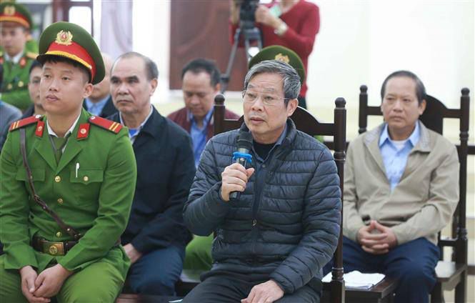 Bị cáo Nguyễn Bắc Son, Trương Minh Tuấn tại tòa xét xử vụ MobiFone mua AVG. (Ảnh: TTXVN).