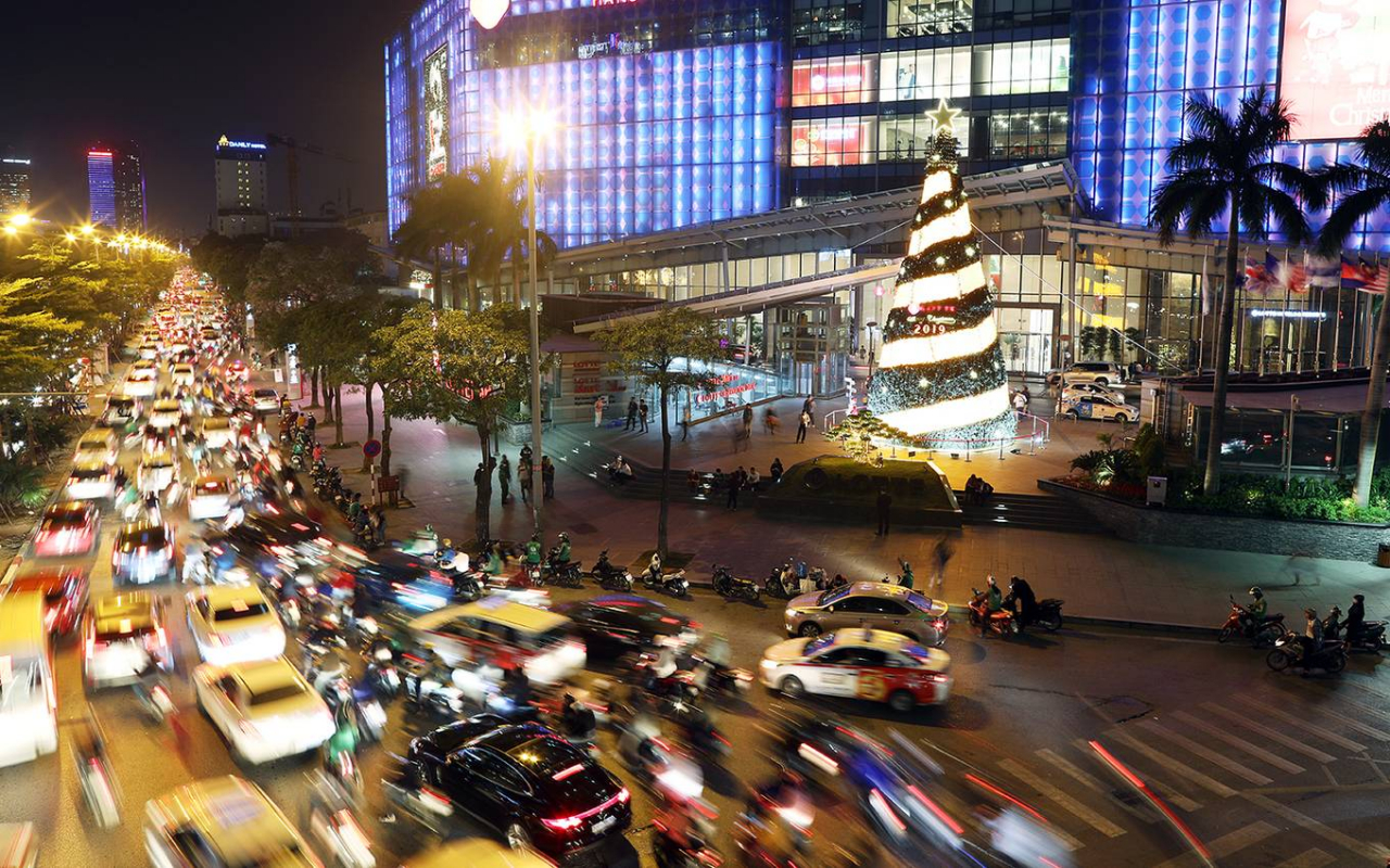 Cũng như mọi năm tại tòa nhà Lotte Đào Tấn, cây thông Noel khổng lồ đã được trang hoàng thu hút rất đông bạn trẻ đến chụp ảnh. (Ảnh: VNE).