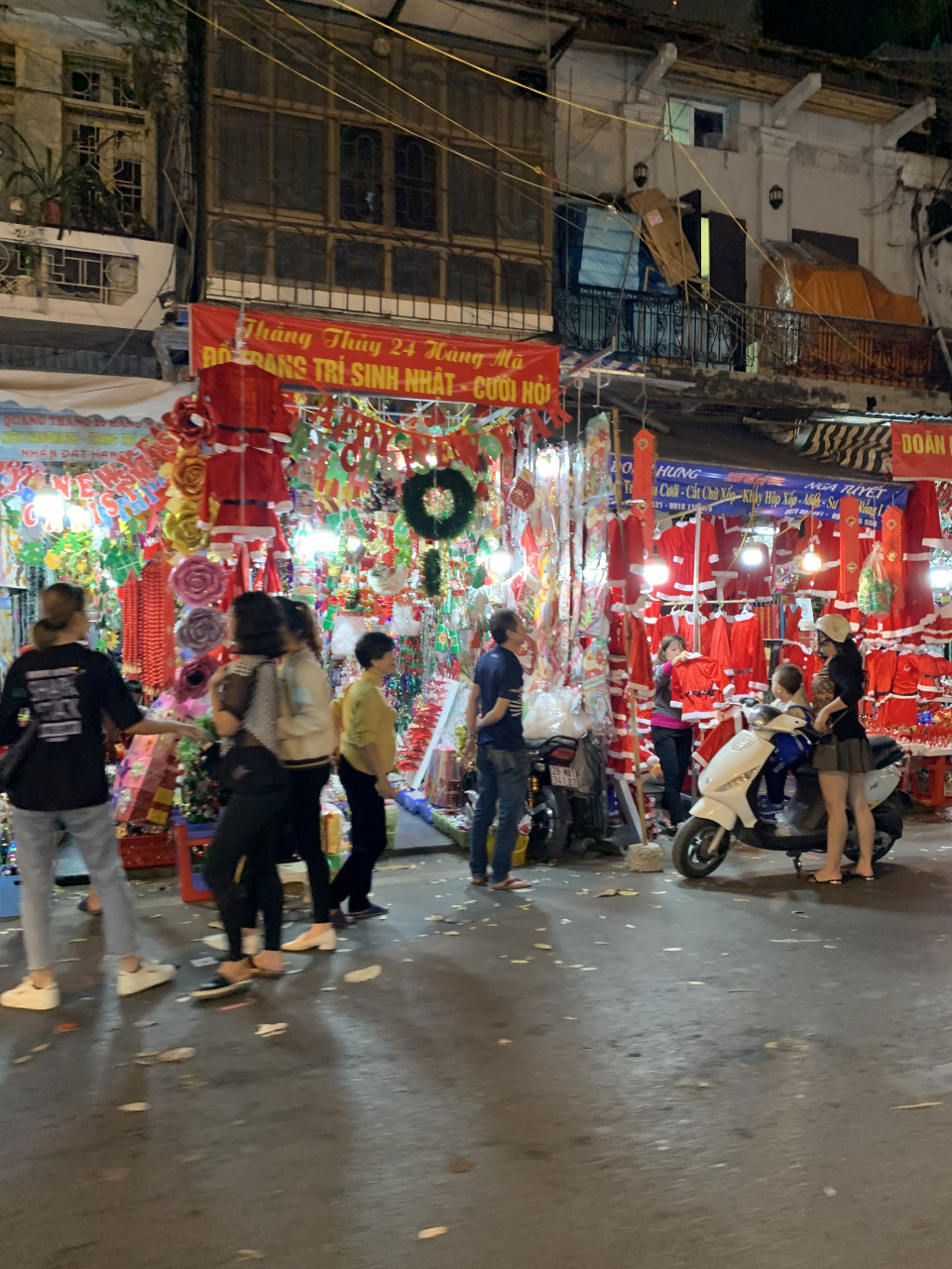 Người dân mua sắm đồ nhân dịp Giáng sinh ở phố cổ.