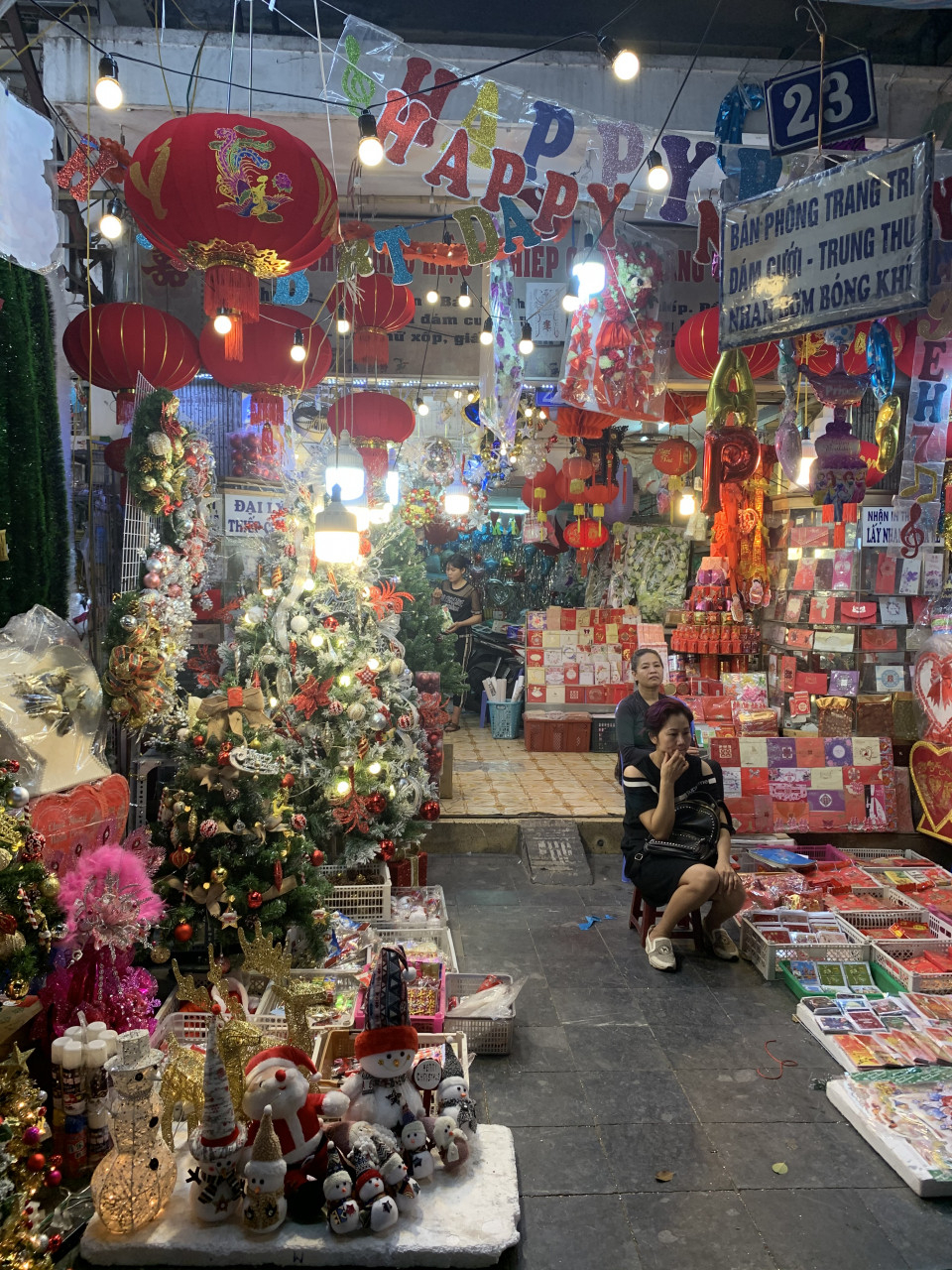 Các cửa hàng ở phố Hàng Mã đều trang trí, bày bán cây thông Noel, người tuyết, bộ đồ ông già Noel...