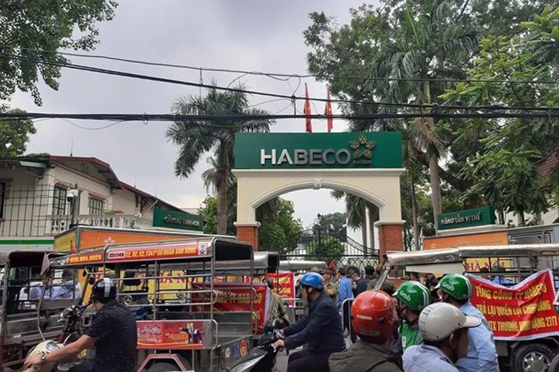 Hàng trăm xe thương binh vây ráp trụ sở Tổng Công ty Cổ phần Bia - Rượu - Nước giải khát Hà Nội (HABECO).