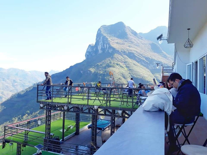 Hình ảnh những du khách ngồi uống cà phê ngắm cảnh ở khách sạn 7 tầng Panorama trên Mã Pì Lèng Hà Giang được chia sẻ trên Facebook.