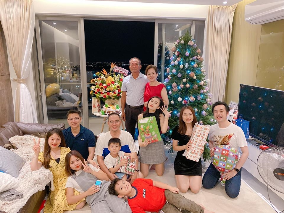 Dương Khắc Linh và bà xã Sara Lưu đón Giáng sinh bên gia đình. 