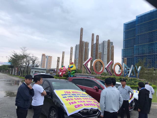 Nhóm khách hàng căng băng rôn phản đối tại Cocobay Đà Nẵng. (Ảnh: IT).