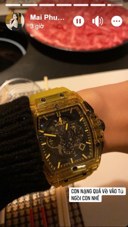 Mai Phương Thúy vừa tậu 1 chiếc đồng hồ Hublot Yellow Sapphire màu vàng chanh, giá khoảng 72.000 USD (tương đương 1,7 tỷ đồng). 