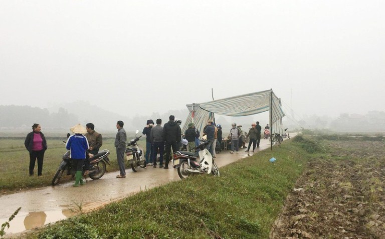 Người dân căng bạt lập chốt chặn xe bãi rác Nam Sơn. (Ảnh: PLO).