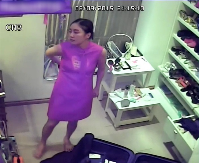Trong clip, cô gái được cho là Văn Mai Hương thoải mái thử trang phục dưới camera. 