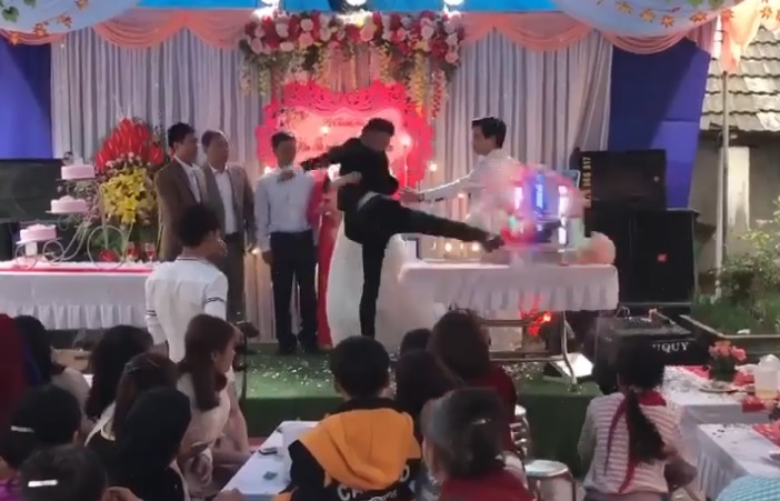 ụ việc chú rể phá đám cưới ở Tam Đảo (Vĩnh Phúc) đang nhận được sự quan tâm của cư dân mạng. (Ảnh: Cắt từ clip).