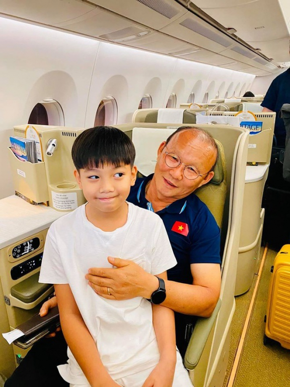 Hồ Ngọc Hà khoe ảnh con trai chụp cùng HLV Park Hang Seo khi vô tình gặp trên chuyến bay