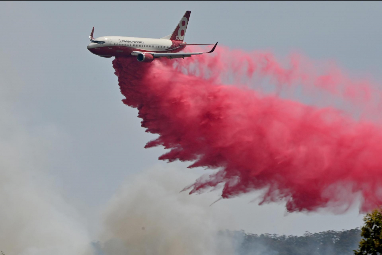 Chất chống cháy được máy bay sử dụng để hỗ trợ lực lượng cứu hỏa. (Ảnh: AFP)