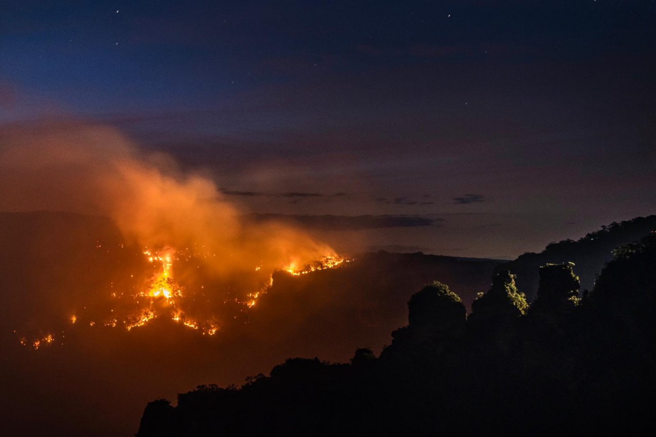 Di sản thiên nhiên thế giới Blue Mountains trong ngọn lửa. (Ảnh: NSW RFS)