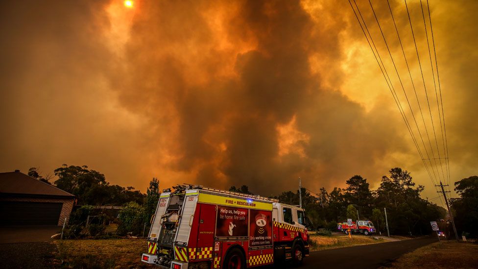 Lực lượng cứu hỏa chiến đấu với hơn 100 ngọn lửa trên trên khắp New South Wales và Queensland. 