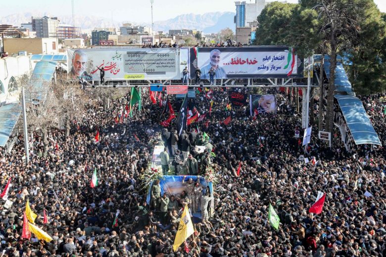 Đám tang tập trung quanh chiếc xe chở quan tài tướng quân Qassem Soleimani của Iran tại quê nhà Kerman của ông hôm 7/1/2020.