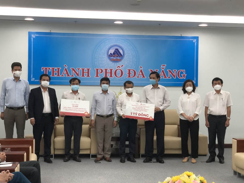 Tập đoàn BRG và ngân Hàng SeABank trao tặng phần quà ủng hộ TP Đà Nẵng.