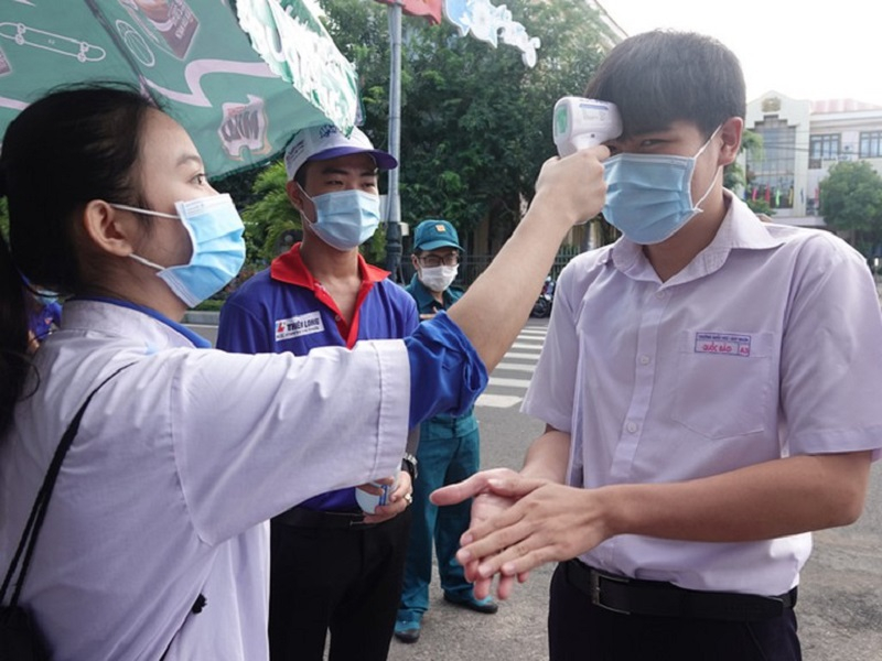 23 thí sinh bị cách ly ngay say kỳ thi tốt nghiệp THPT, thí sinh thực hiện kiểm tra thân nhiết trước khi vào thi tại Quảng Nam (ảnh minh họa)