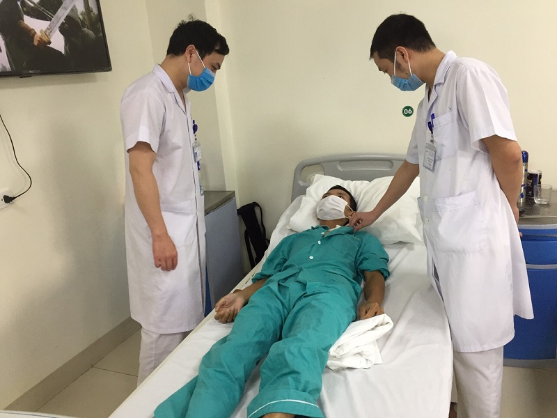 Các bác sỹ Khoa Ngoại Tổng hợp, Bệnh viện Đa khoa Yên Bình đang thăm hỏi tình hình sức khỏe của bệnh nhân (Hình ảnh do bác sỹ Bệnh viện Đa khoa Yên Bình cung cấp)