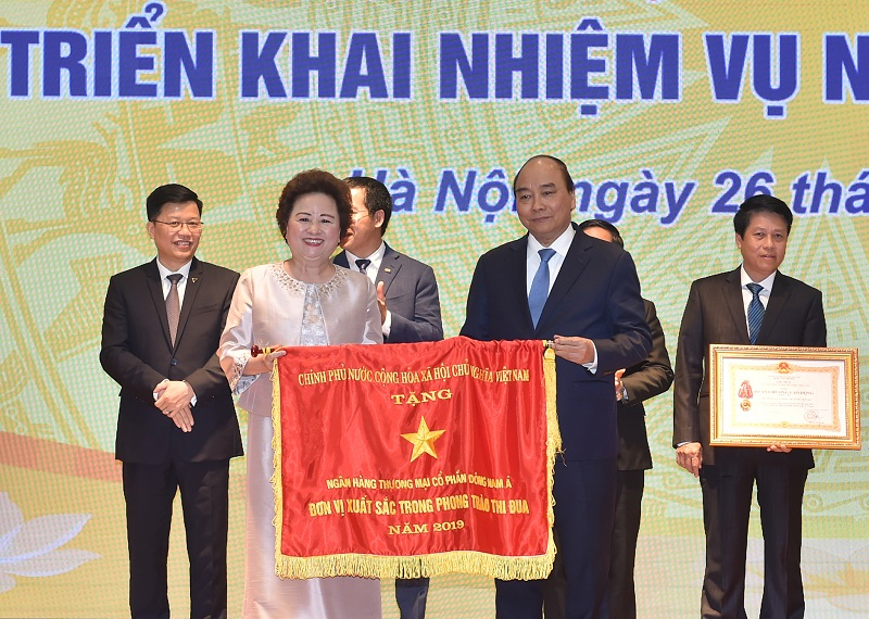 Ngân hàng TMCP Đông Nam Á (SeABank) vinh dự được Thủ tướng Chính phủ Nguyễn Xuân Phúc trao tặng Cờ thi đua của Chính phủ.
