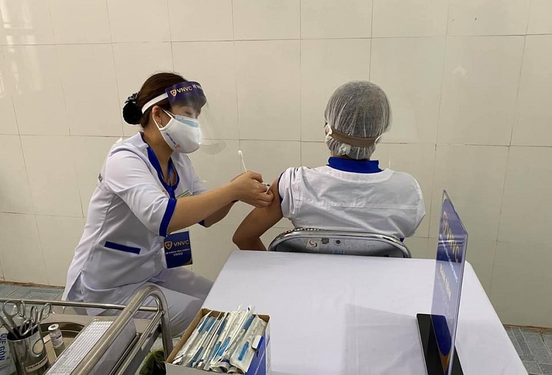 Việt Nam đã tiêm vaccine phòng COVID-19 cho hơn 15.800 người.