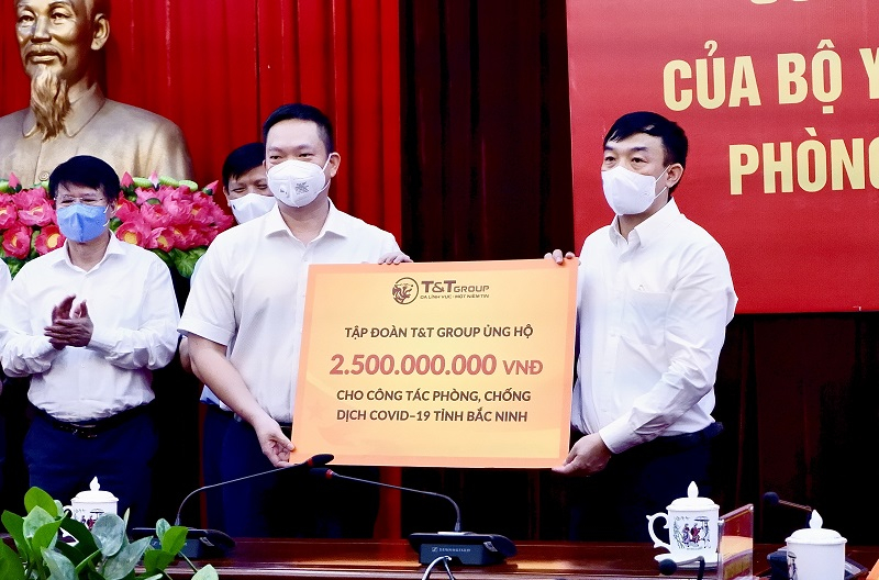 Đại diện Tập đoàn T&T Group trao ủng hộ tỉnh Bắc Ninh 500 tấn gạo và 2,5 tỷ đồng.