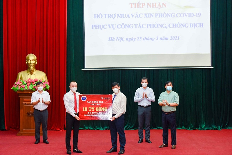  Ông Đỗ Minh Đức – Tổng giám đốc Tập đoàn DOJI trao tặng số tiền 10 tỷ đồng vào Quỹ Vaccine cho Bộ trưởng Bộ Y tế Nguyễn Thanh Long.