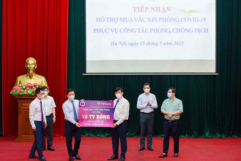 Ông Nguyễn Hưng – Tổng giám đốc TPBank trao tặng số tiền 10 tỷ đồng cho Bộ trưởng Bộ Y tế Nguyễn Thanh Long.