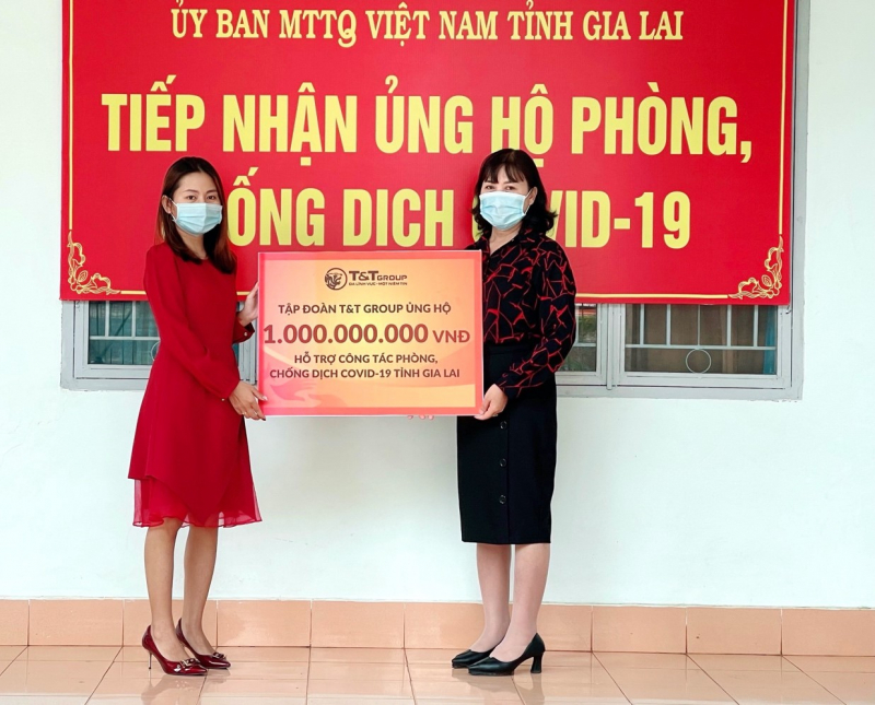 Đại diện Tập đoàn T&T Group trao hỗ trợ cho đại diện Uỷ ban MTTQ Việt Nam tỉnh Gia Lai.