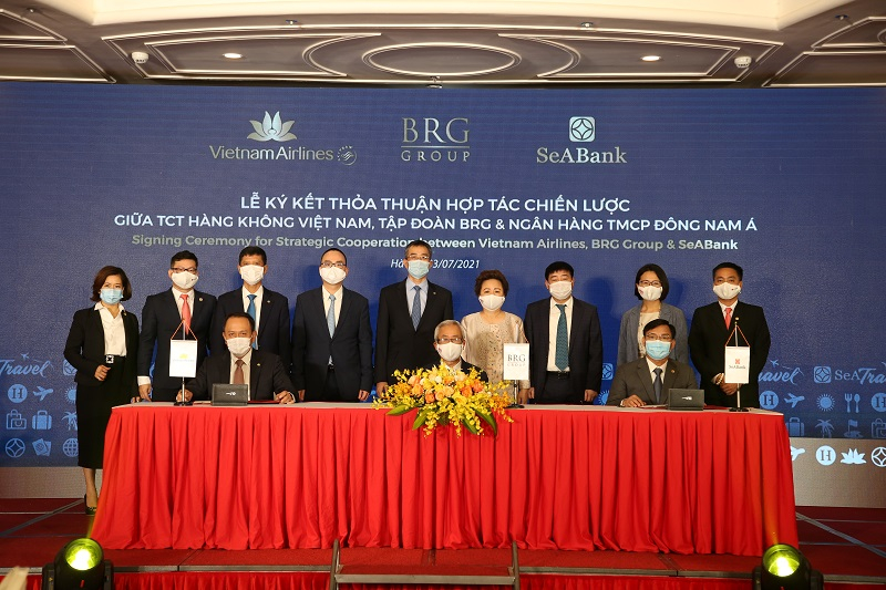 Đại diện Vietnam Airlines, Tập đoàn BRG, và SeABank ký kết thỏa thuận hợp tác chiến lược.