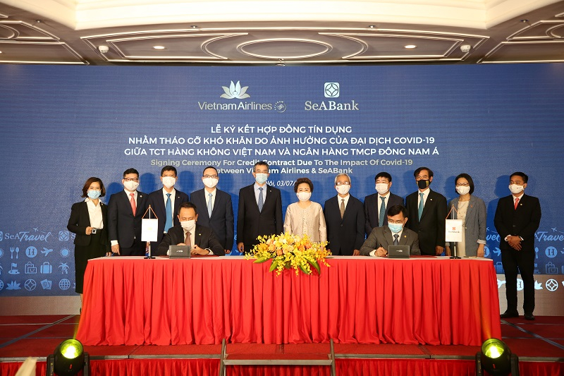 Đại diện Vietnam Airlines và SeABank ký kết ký kết hợp đồng tín dụng.