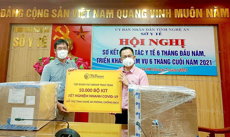 Đại diện Tập đoàn T&T Group trao tặng 10.000 bộ kit xét nghiệm nhanh COVID-19 hỗ trợ tỉnh Nghệ An phòng, chống dịch.