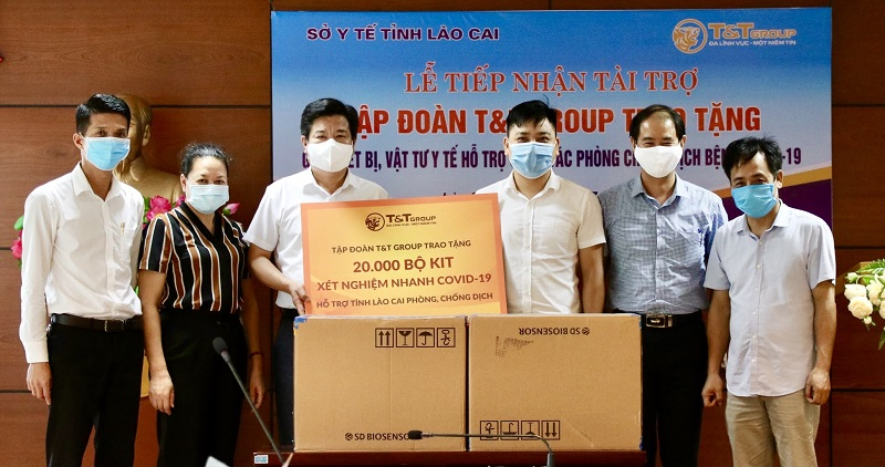 Đại diện Trung tâm kiểm soát bệnh tật tỉnh Lào Cai tiếp nhận 20.000 bộ kit xét nghiệm nhanh COVID-19 do Tập đoàn T&T Group trao tặng.