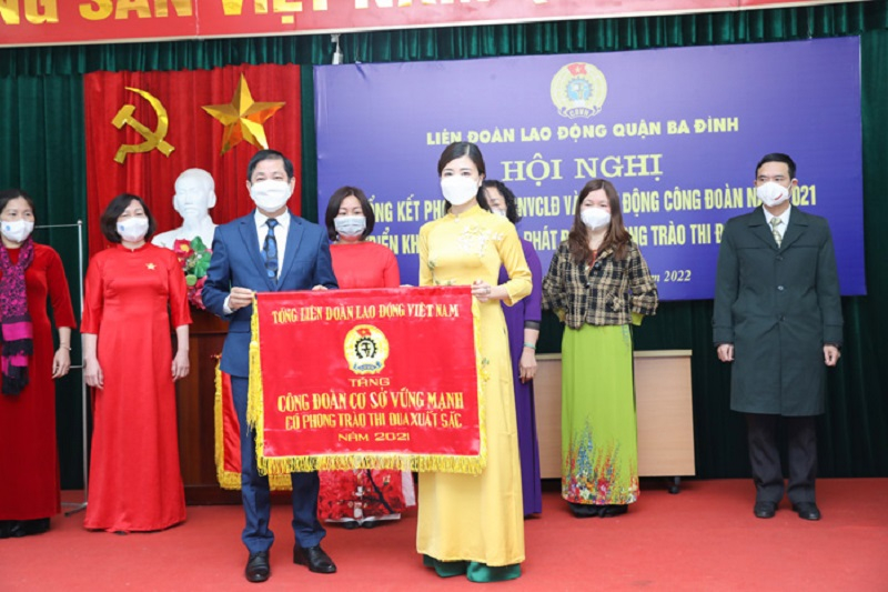 Bà Hoàng Phương - Chủ tịch Công đoàn đại diện Công đoàn Dược phẩm Tâm Bình nhận Cờ thi đua của Tổng LĐLĐ Việt Nam.