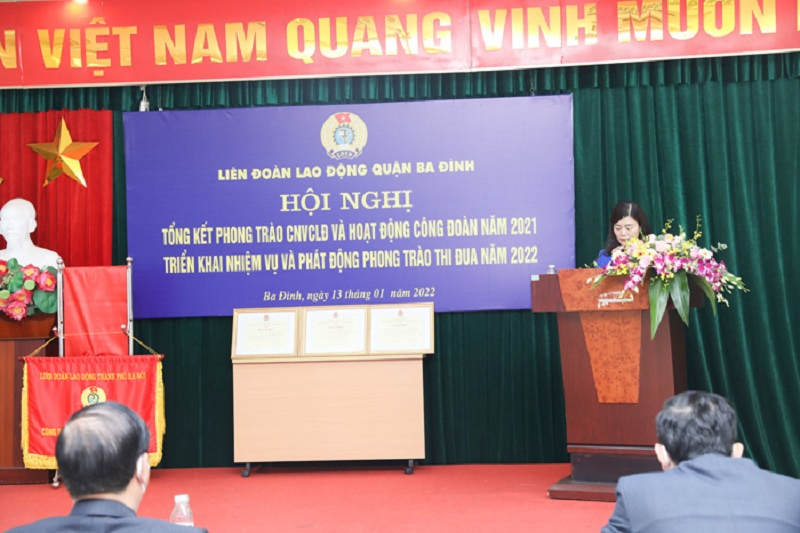 Bà Hoàng Phương đọc tham luận tại Hội nghị.
