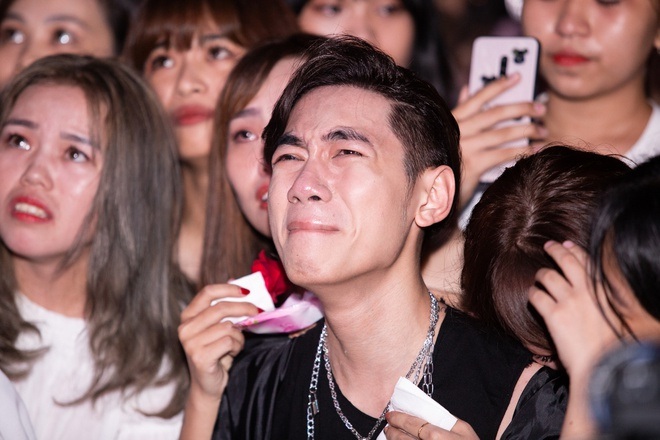 K-ICM khóc trong mini concert nhân dịp sinh nhật